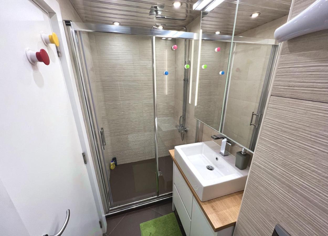 Unique Luxurious Jacuzzi Penthouse Duplex In City Center! 2 Baths! Free Parking! Sofía Exterior foto